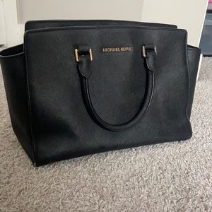 Michael Korea Purse (black and gold)